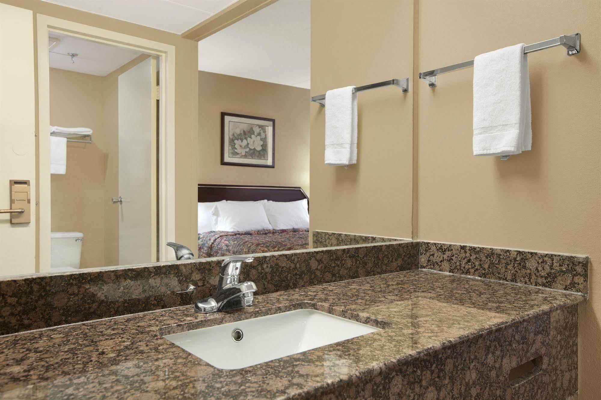 Days Inn By Wyndham Hagerstown I-70 Екстер'єр фото
